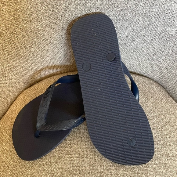 HAVAIANA’S- navy thong flip flops -size 7/8 - Picture 3 of 4